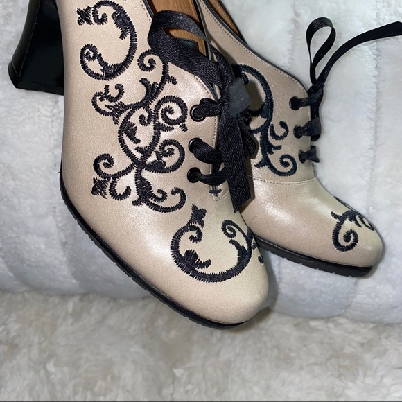 John Fluevog embroider close toe shoe size 7 1/2 - Picture 11 of 16